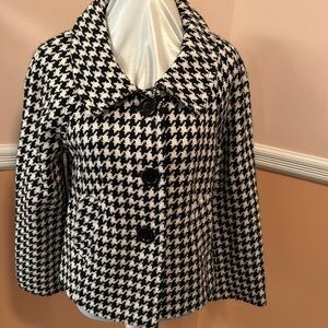 Houndstooth short jacket. Woven fabric—acrylic +wool